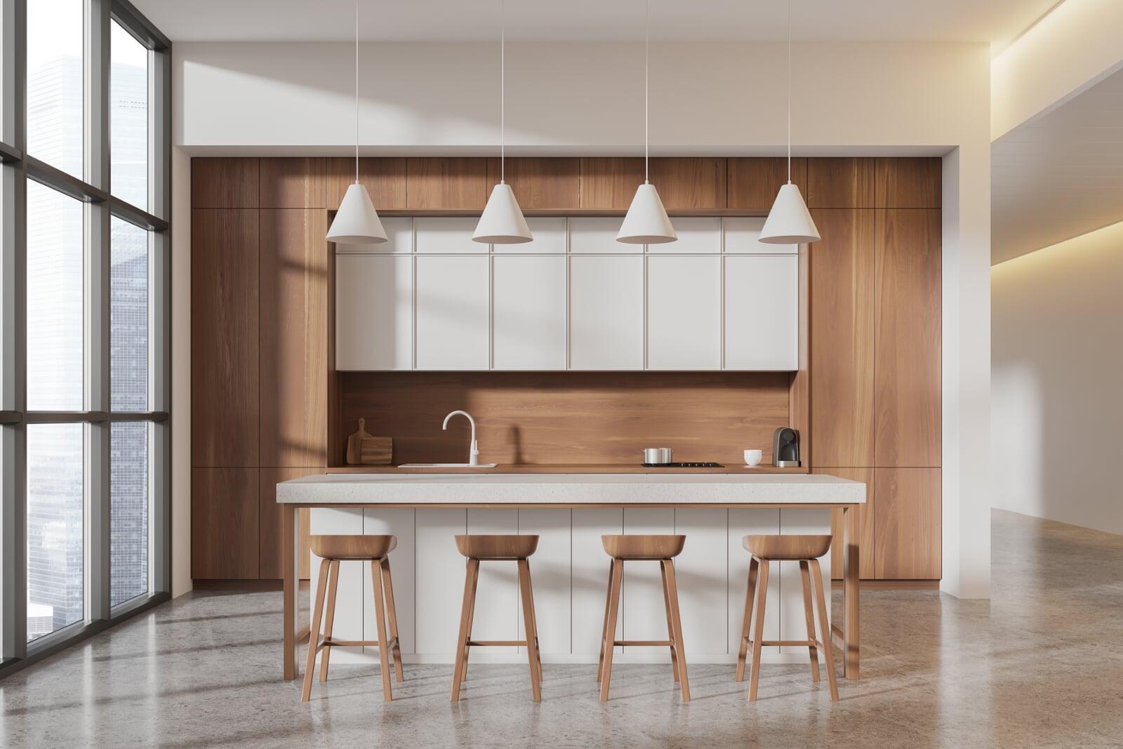 Designer partenaire Cabinets Révolution présentant un projet de cuisine personnalisé